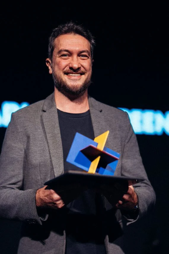 Adriano Couto recebendo o Prêmio SOMA 2024