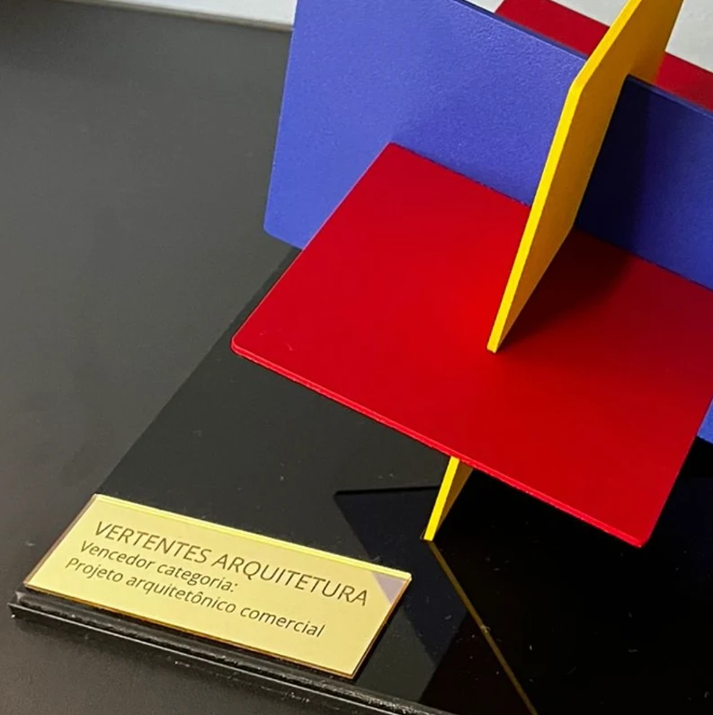 Troféu do Prêmio SOMA 2024 recebido pela Vertentes