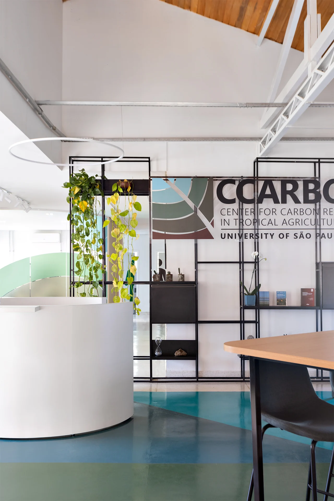 Divisória vazada e integração visual — CCARBON/USP