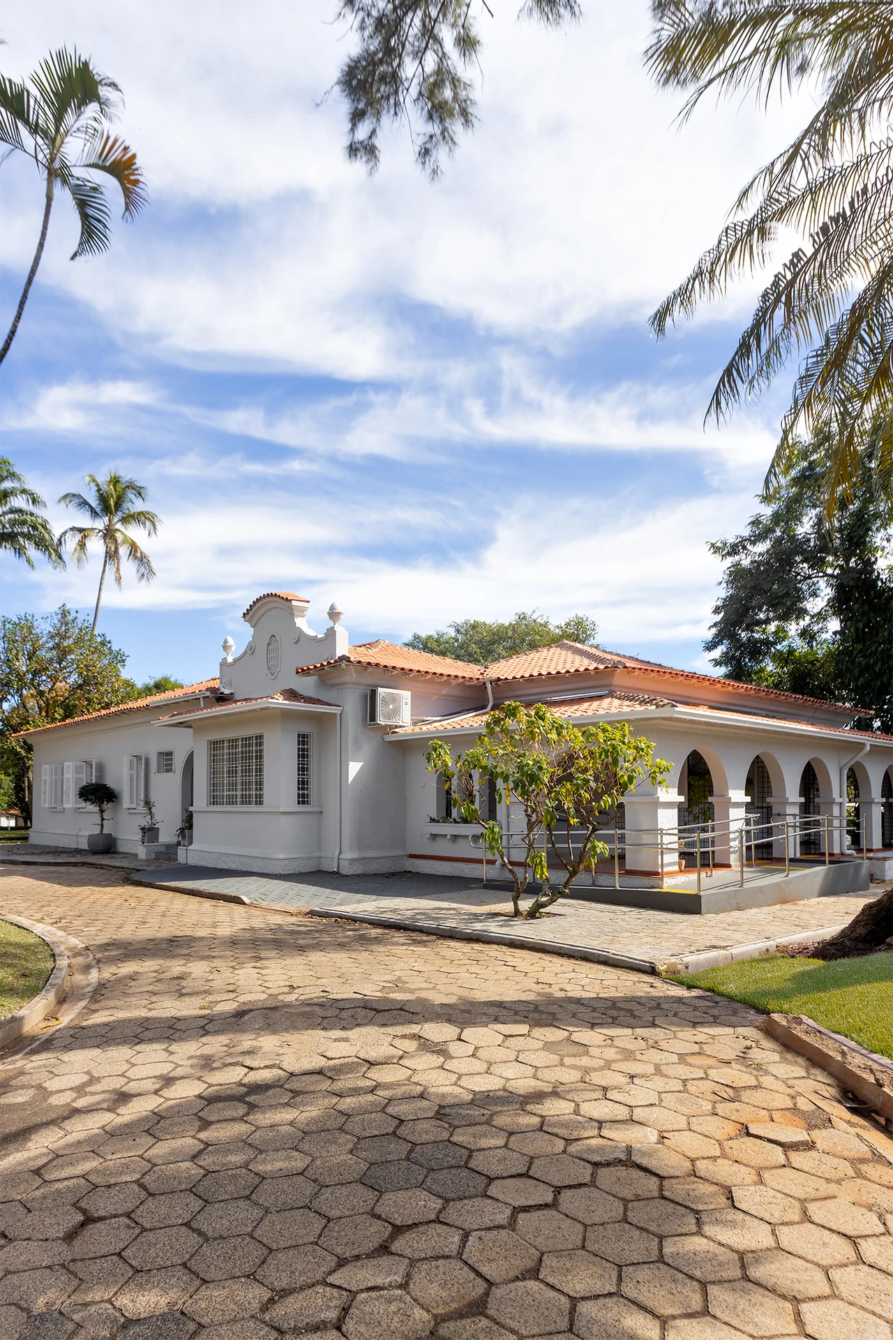 Implantação entre caminhos e jardins do campus — CCARBON/USP