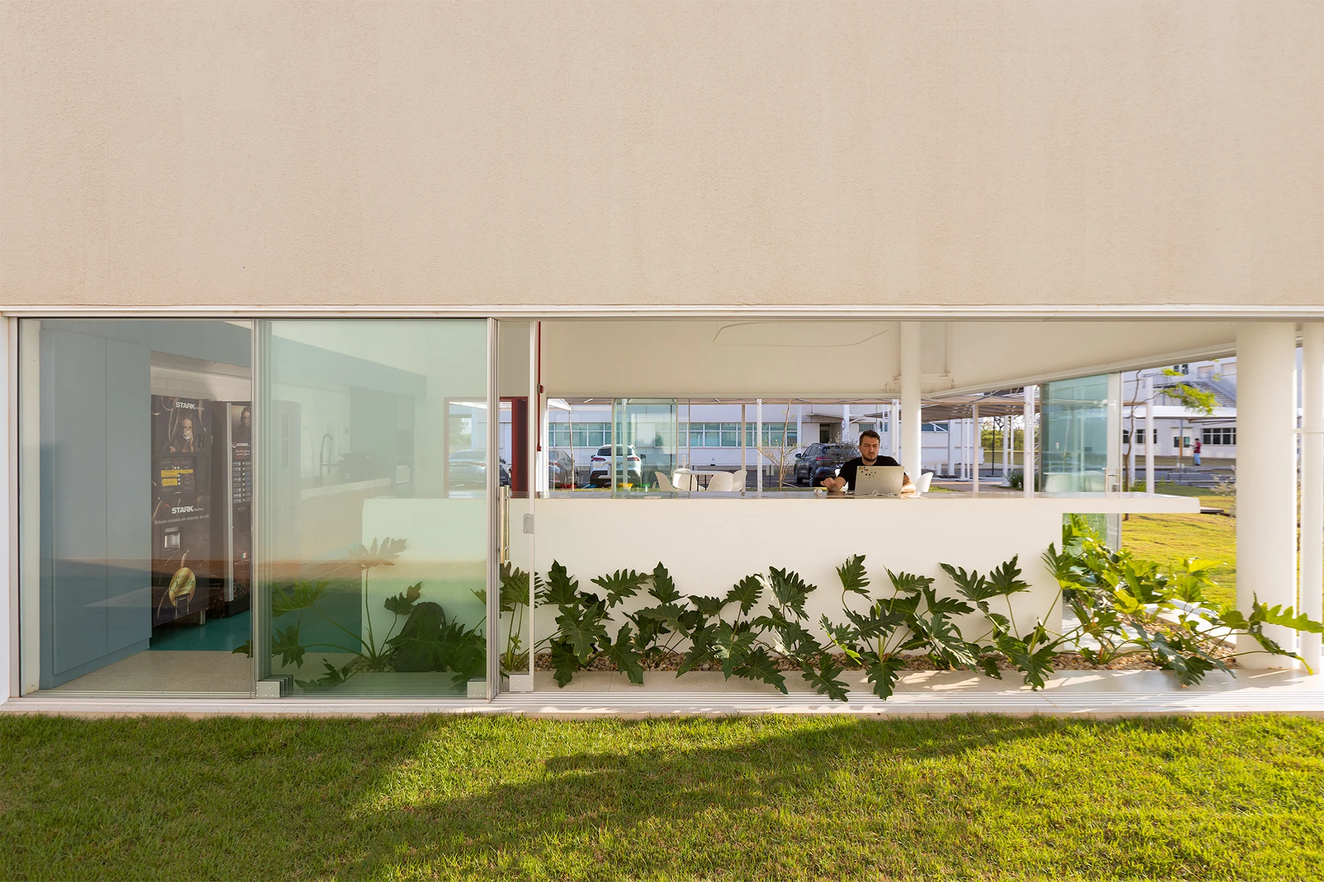 Interior aberto ao jardim — Denso Casual Food