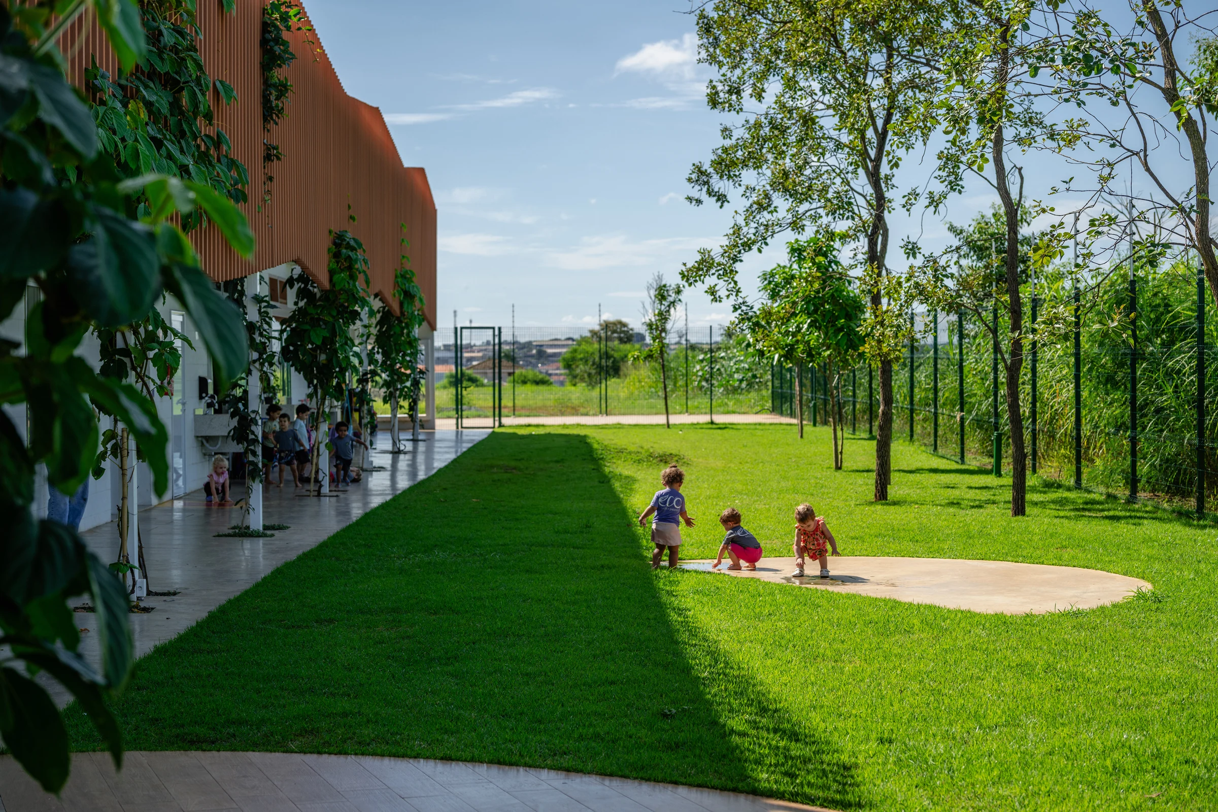 Eco Escola Jardim: salas abertas ao jardim, brises e vegetação