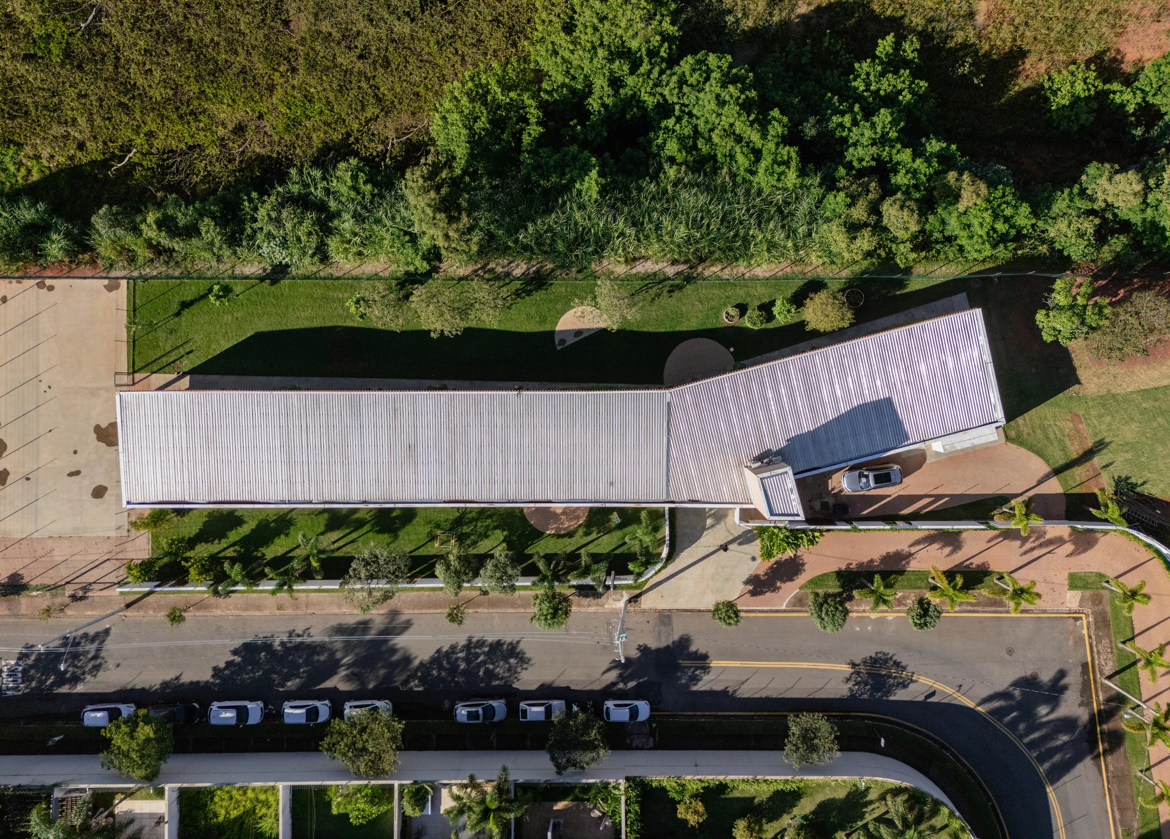 Um pavilhão no lote longitudinal — Eco Escola Jardim