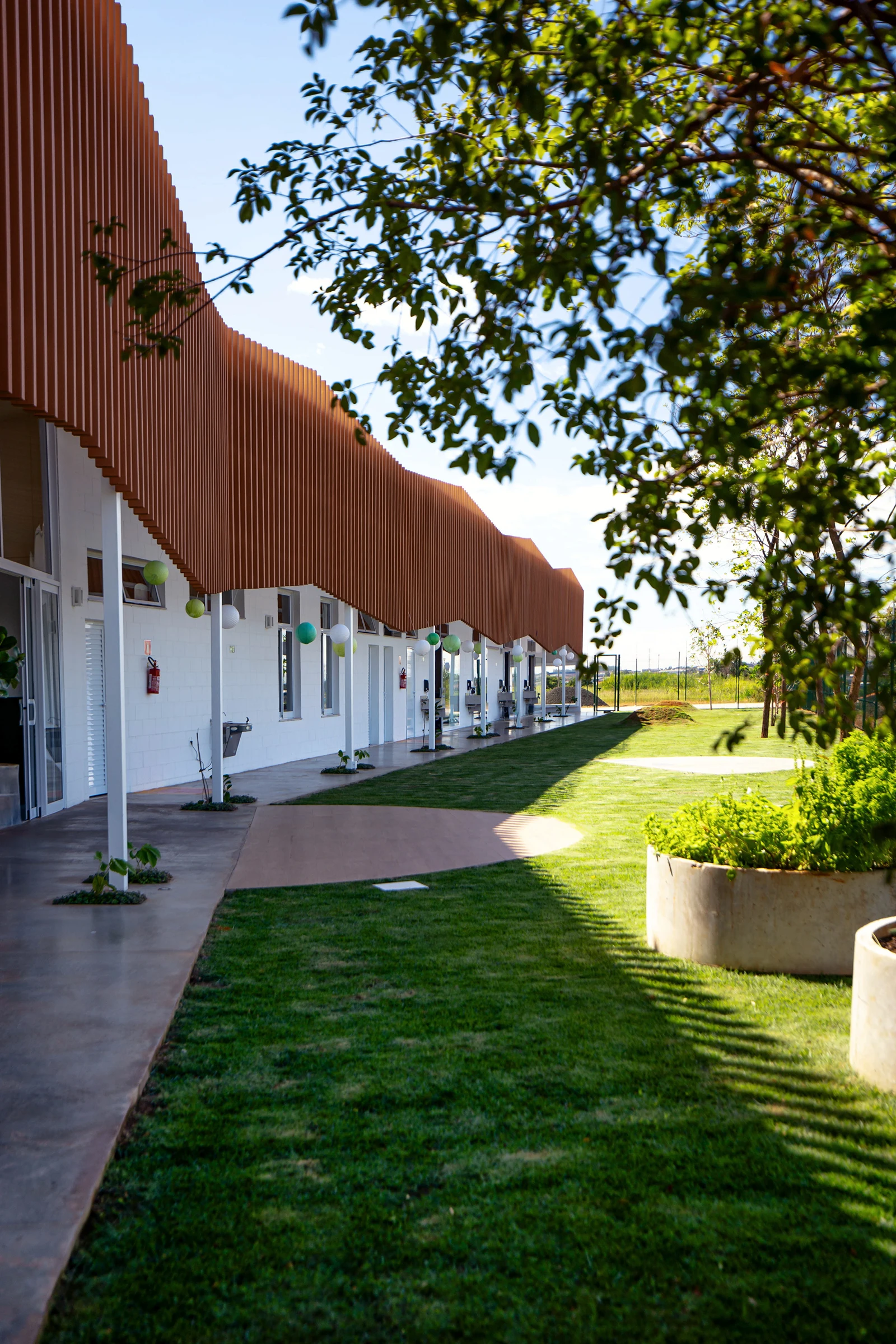 Jardins ao longo do pavilhão — Eco Escola Jardim