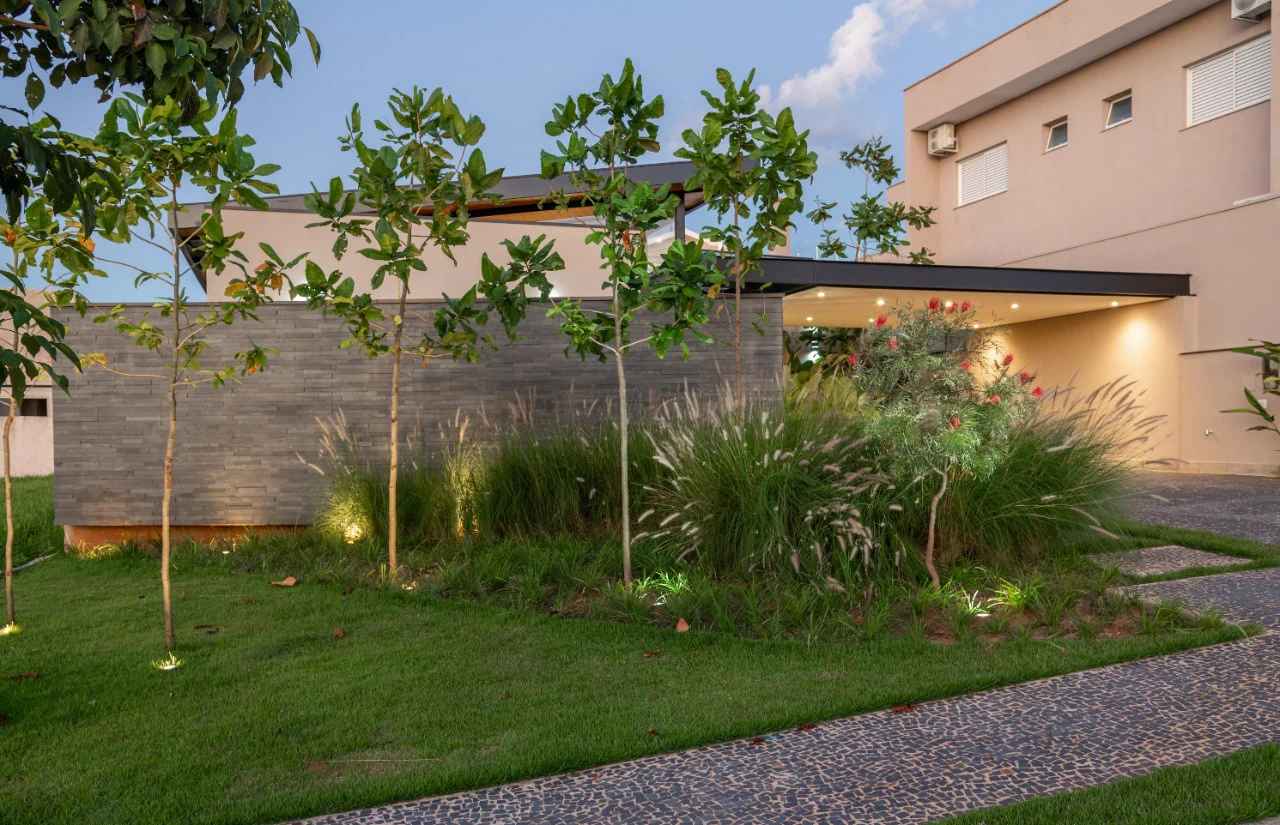 A casa e o jardim ao entardecer — Casa Greville