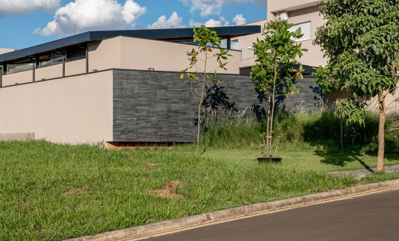 Pedra, jardim e privacidade — Casa Greville