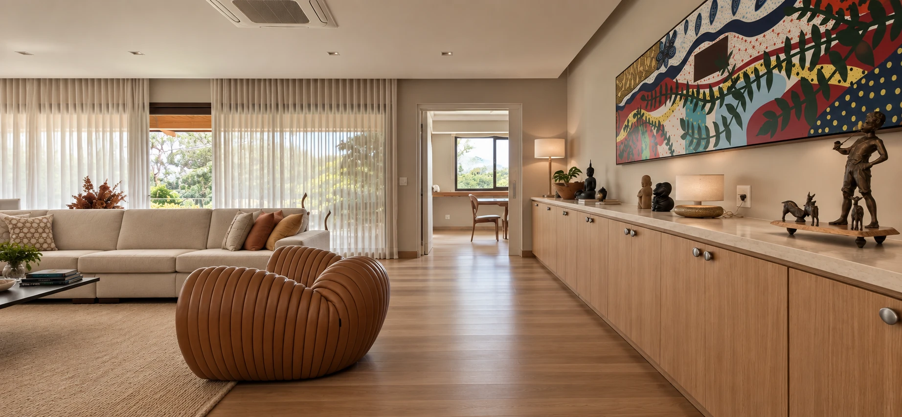Sala da Casa Morumbi com madeira, mobiliário e obra de arte colorida