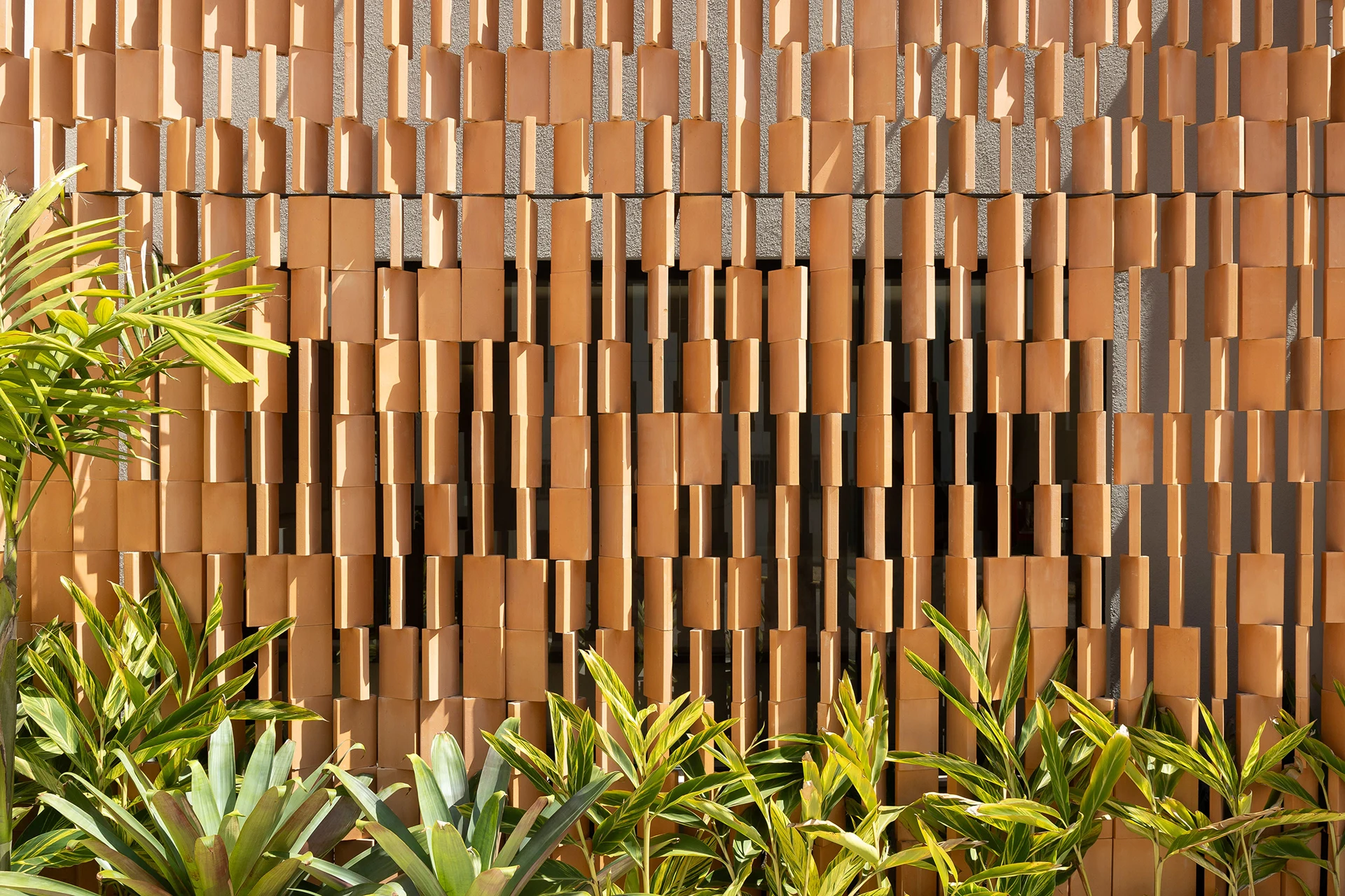 Brise cerâmico e jardim na fachada — Clínica Otus