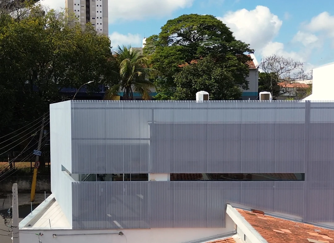 Papatec: vista lateral da pele metálica com rasgo horizontal