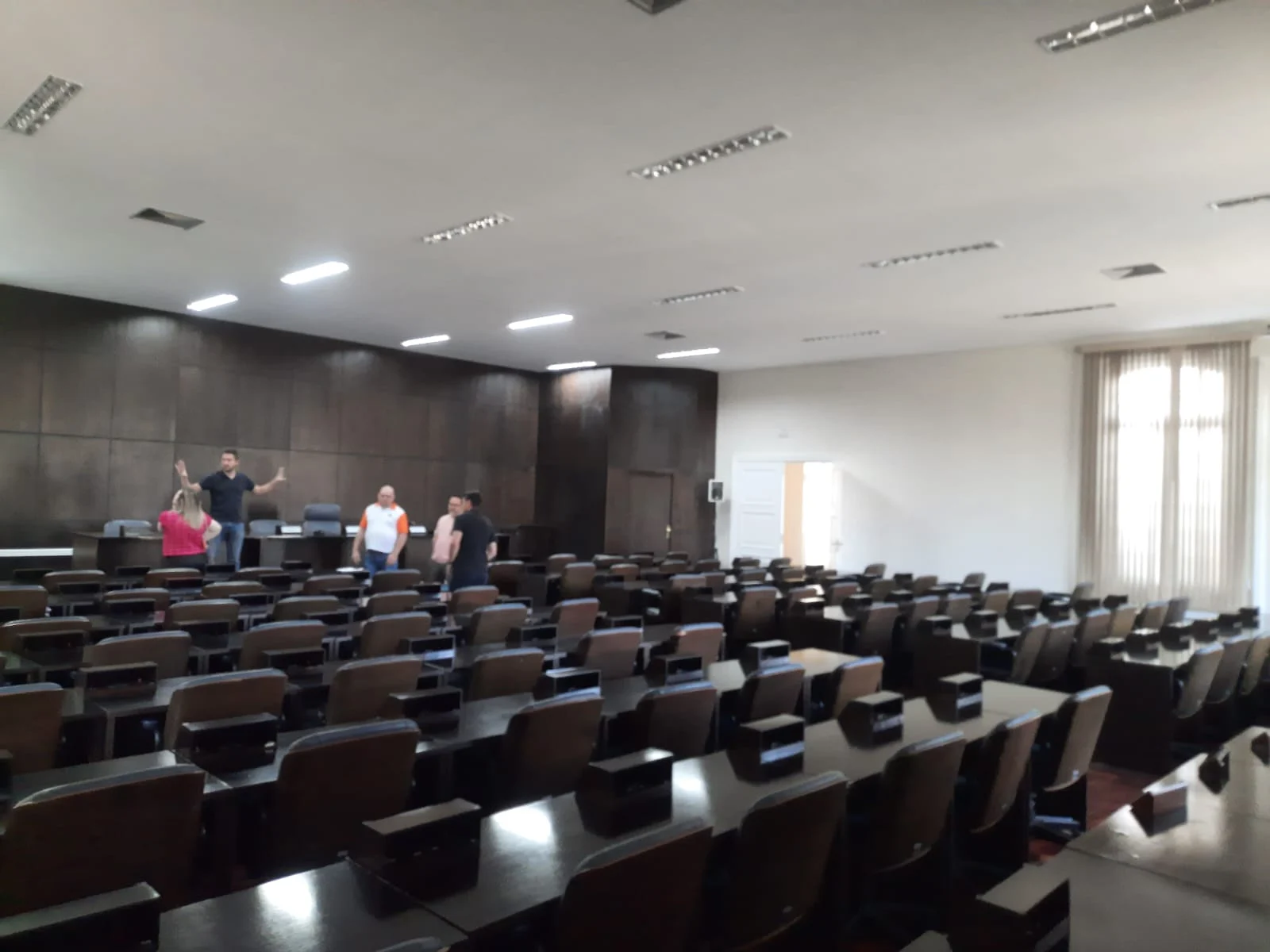 ANTES · Disposição original das mesas e revestimentos escuros