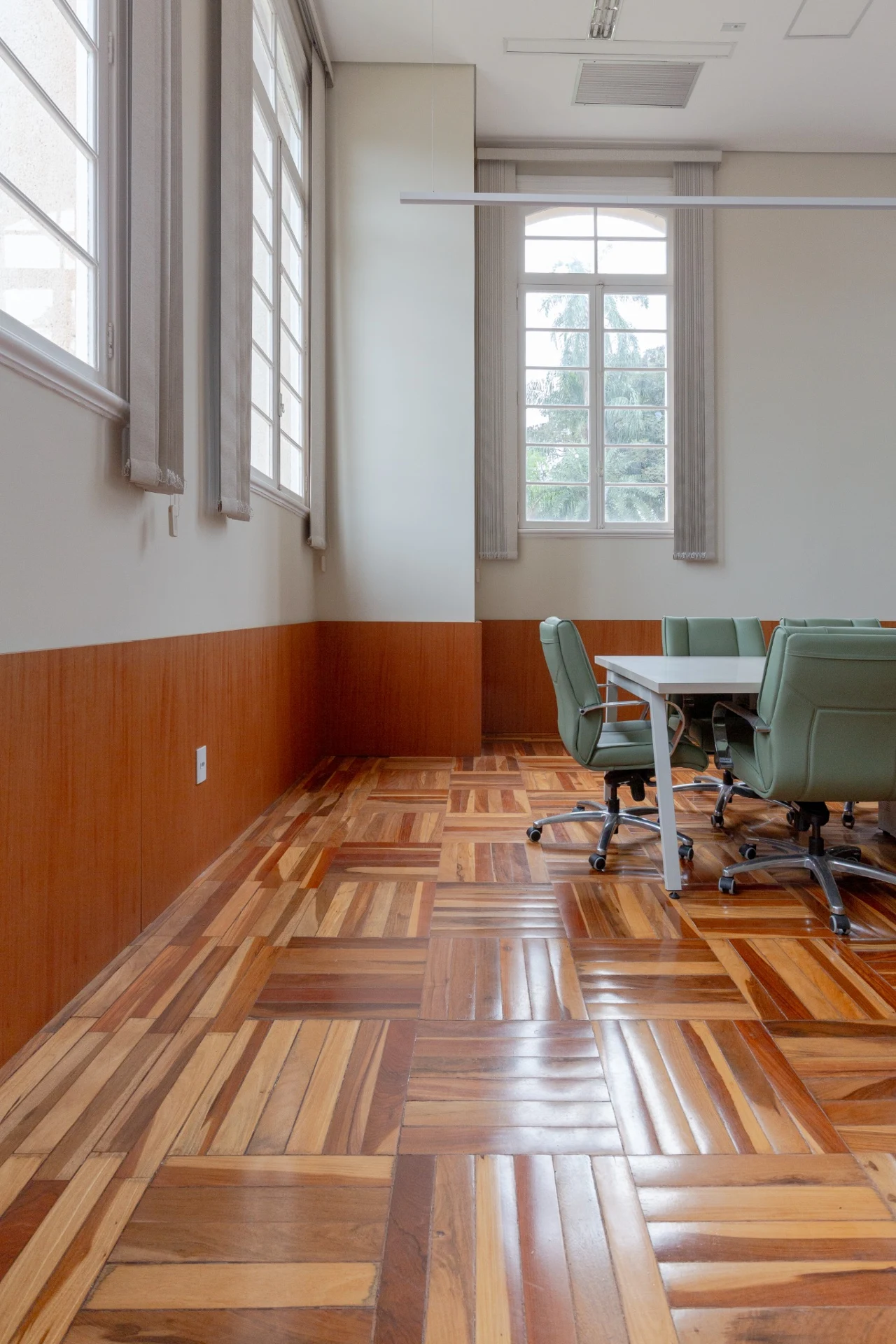 Sala Centenário · Ritmo das janelas e piso de madeira