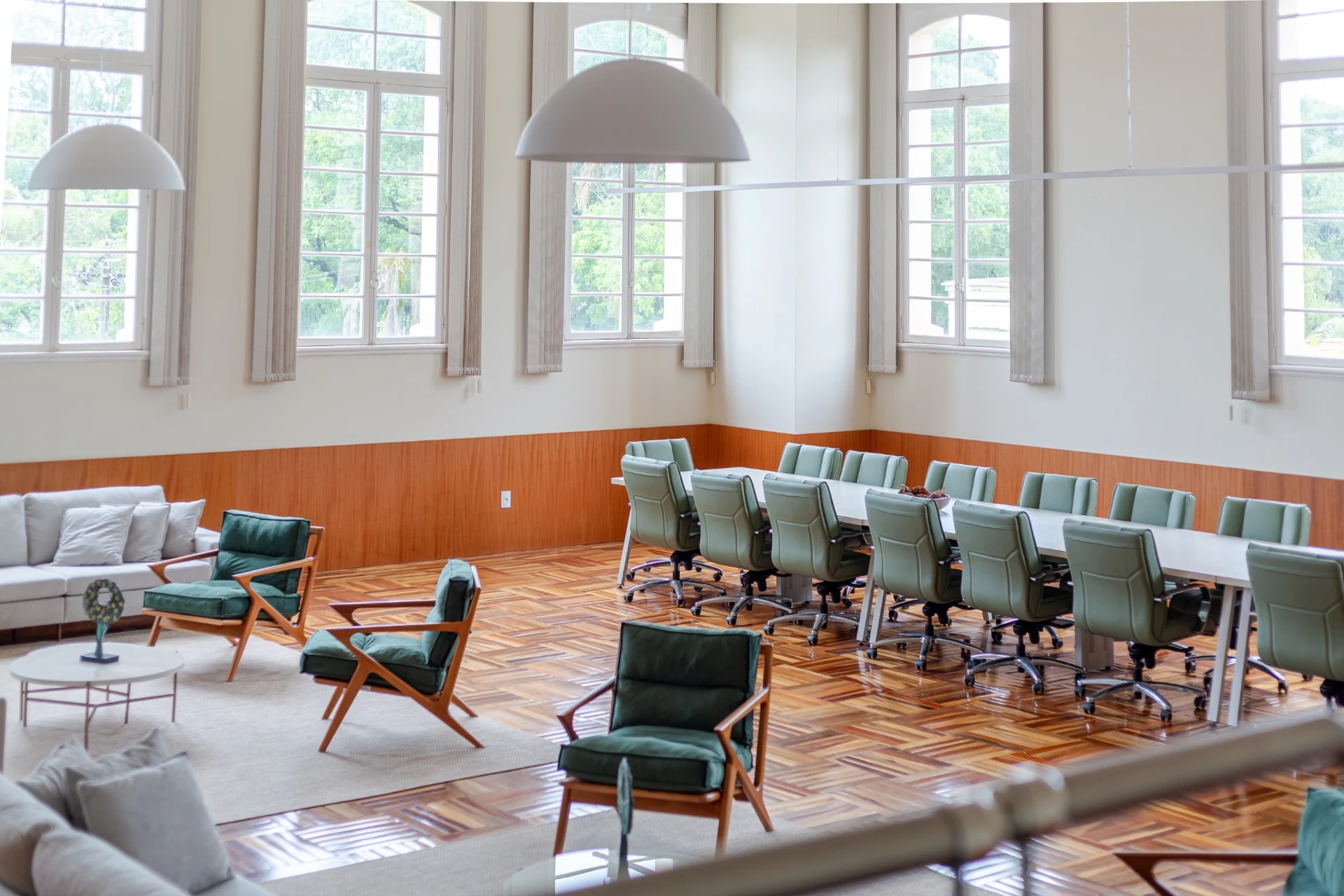 Sala Centenário · Mobiliário, piso de madeira e luz natural