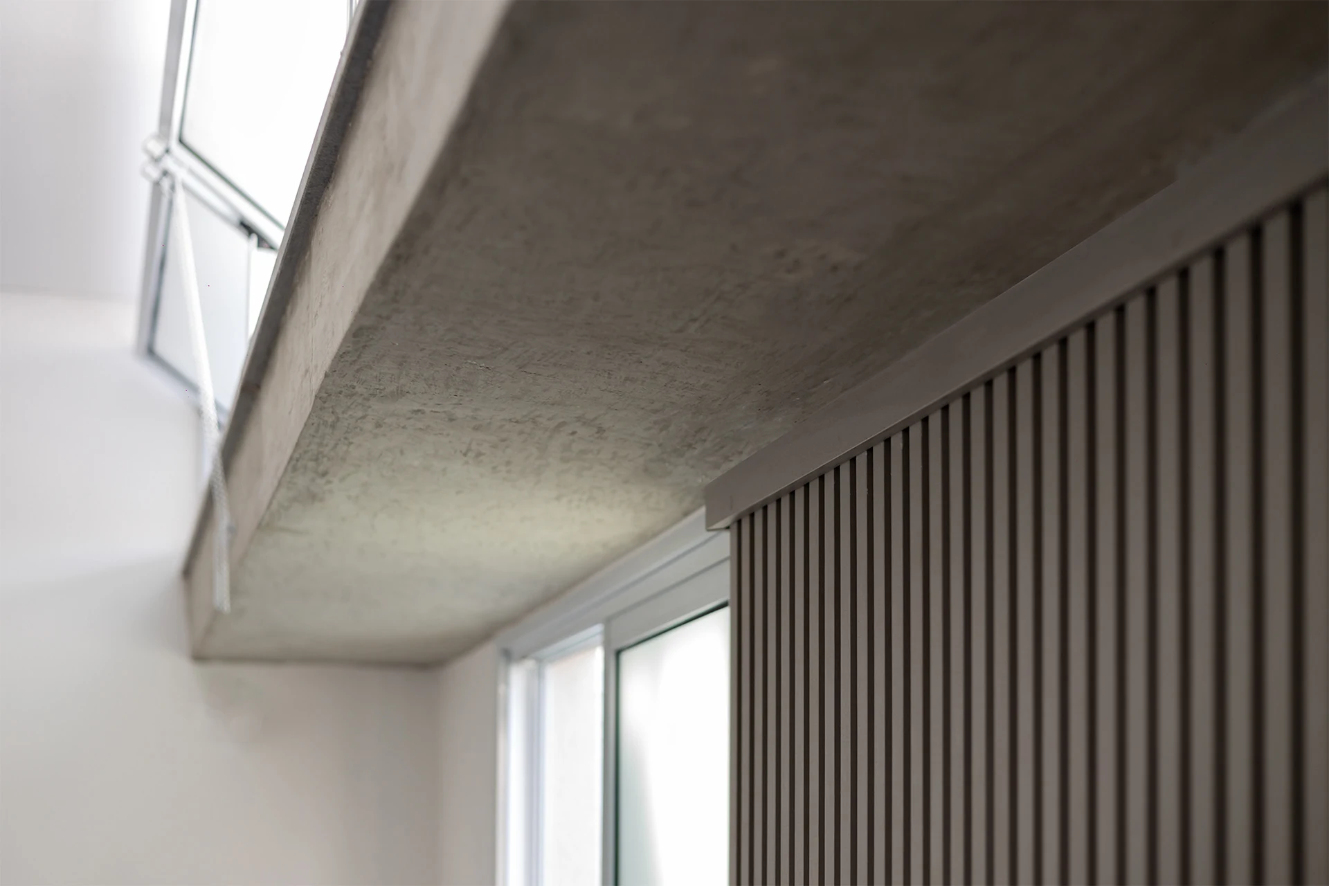 Concreto, luz e elementos metálicos — Instituto do Sono