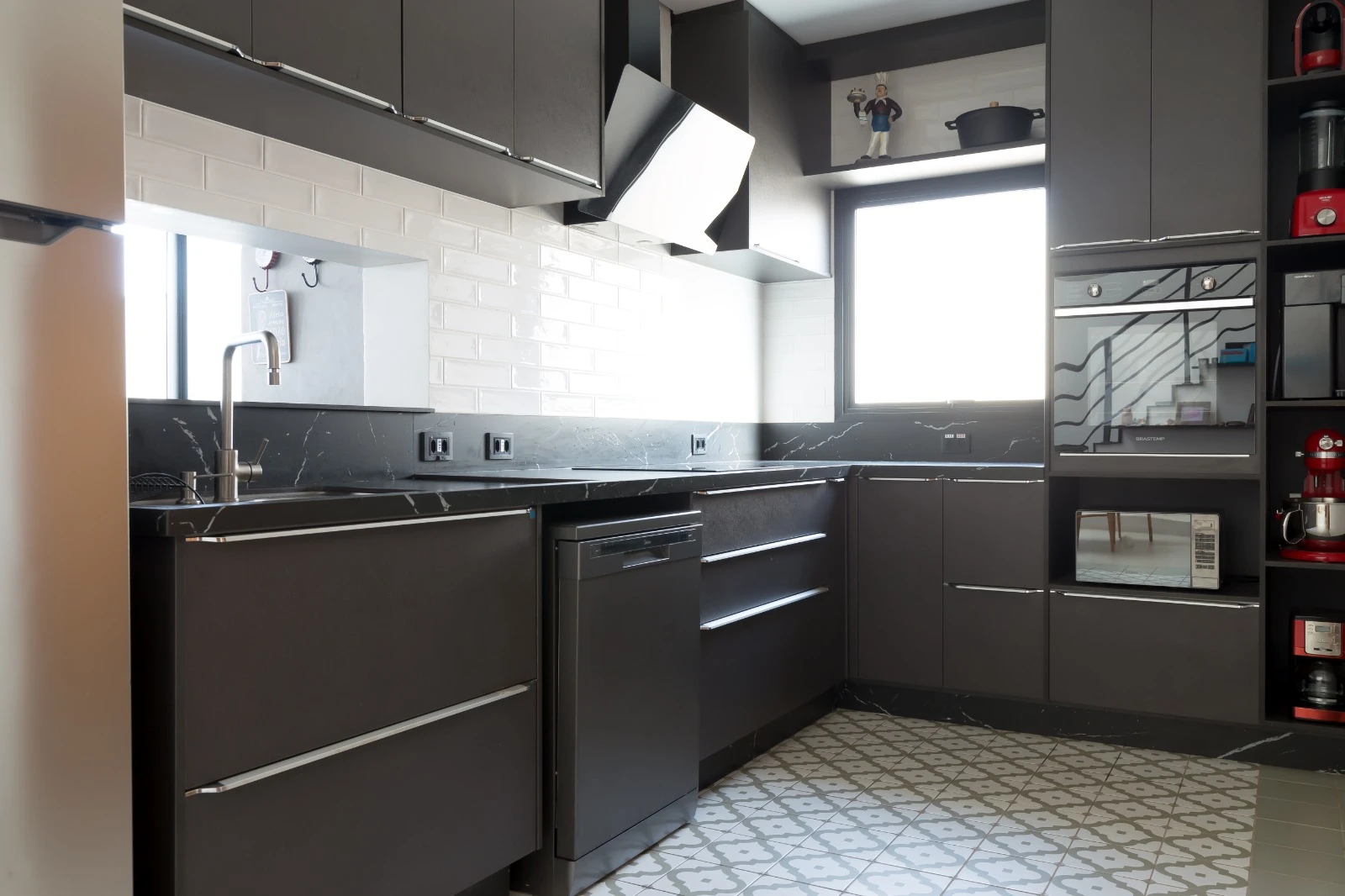 Casa Tangram — Cozinha: marcenaria escura e luz natural