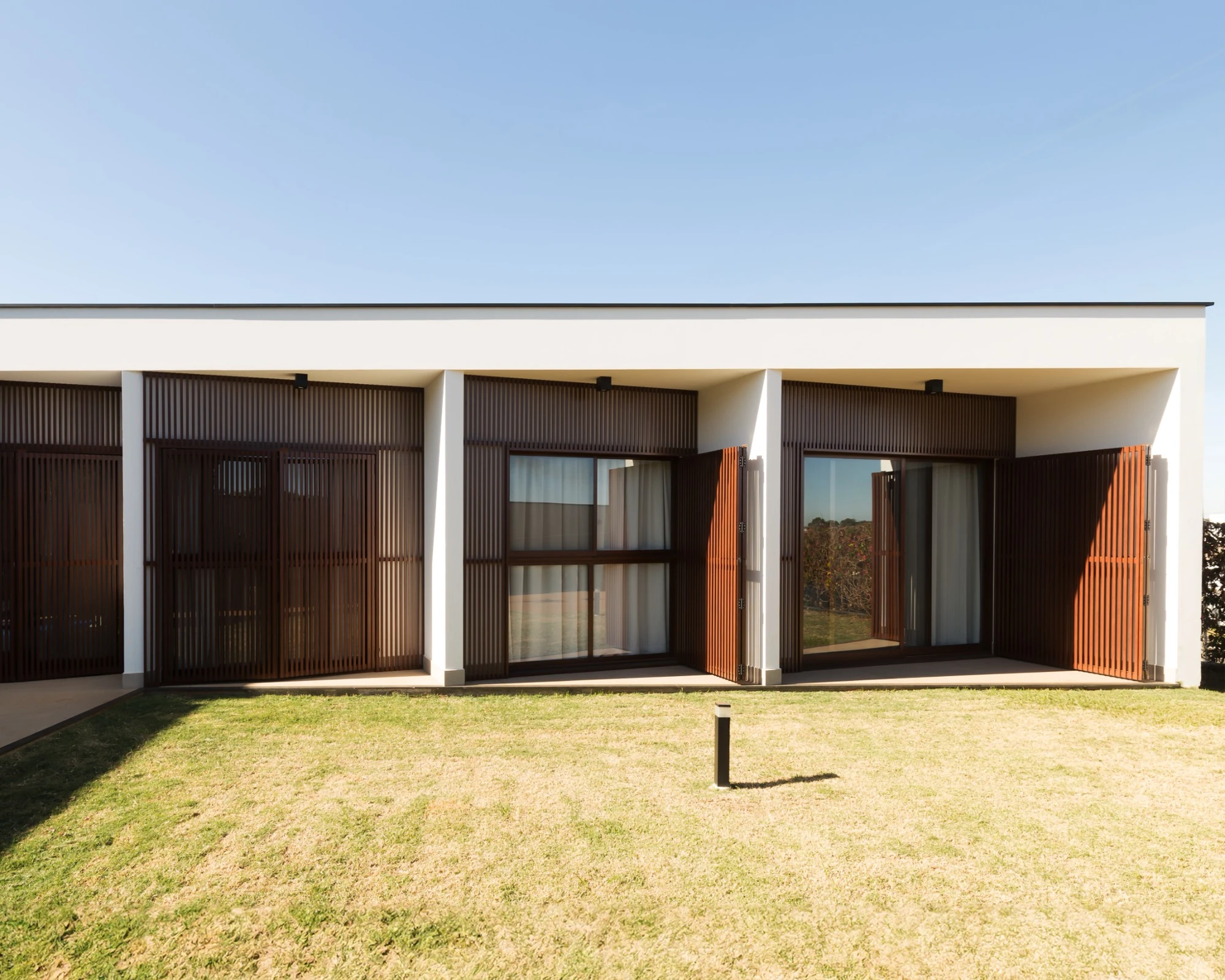 Casa Tangram — As suítes voltadas ao jardim