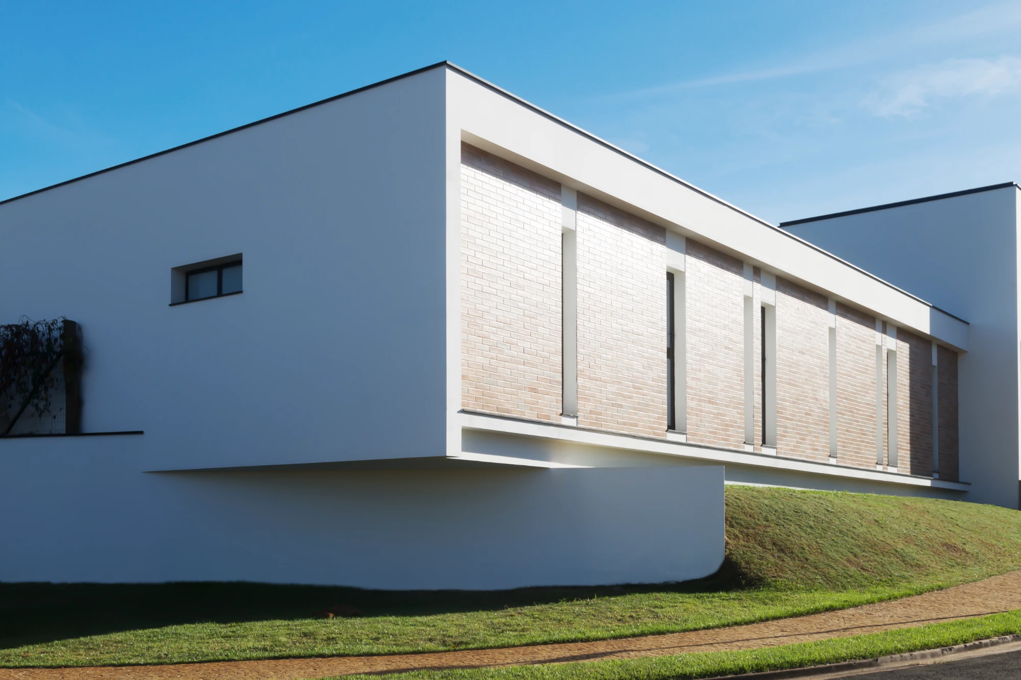 Casa Tangram — O balanço e o desnível do terreno