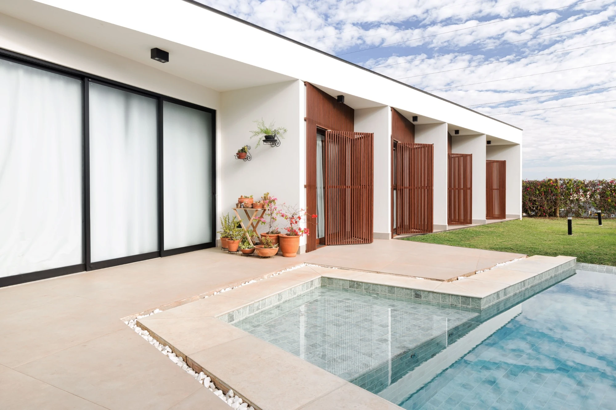 Casa Tangram — Varanda, jardim e piscina