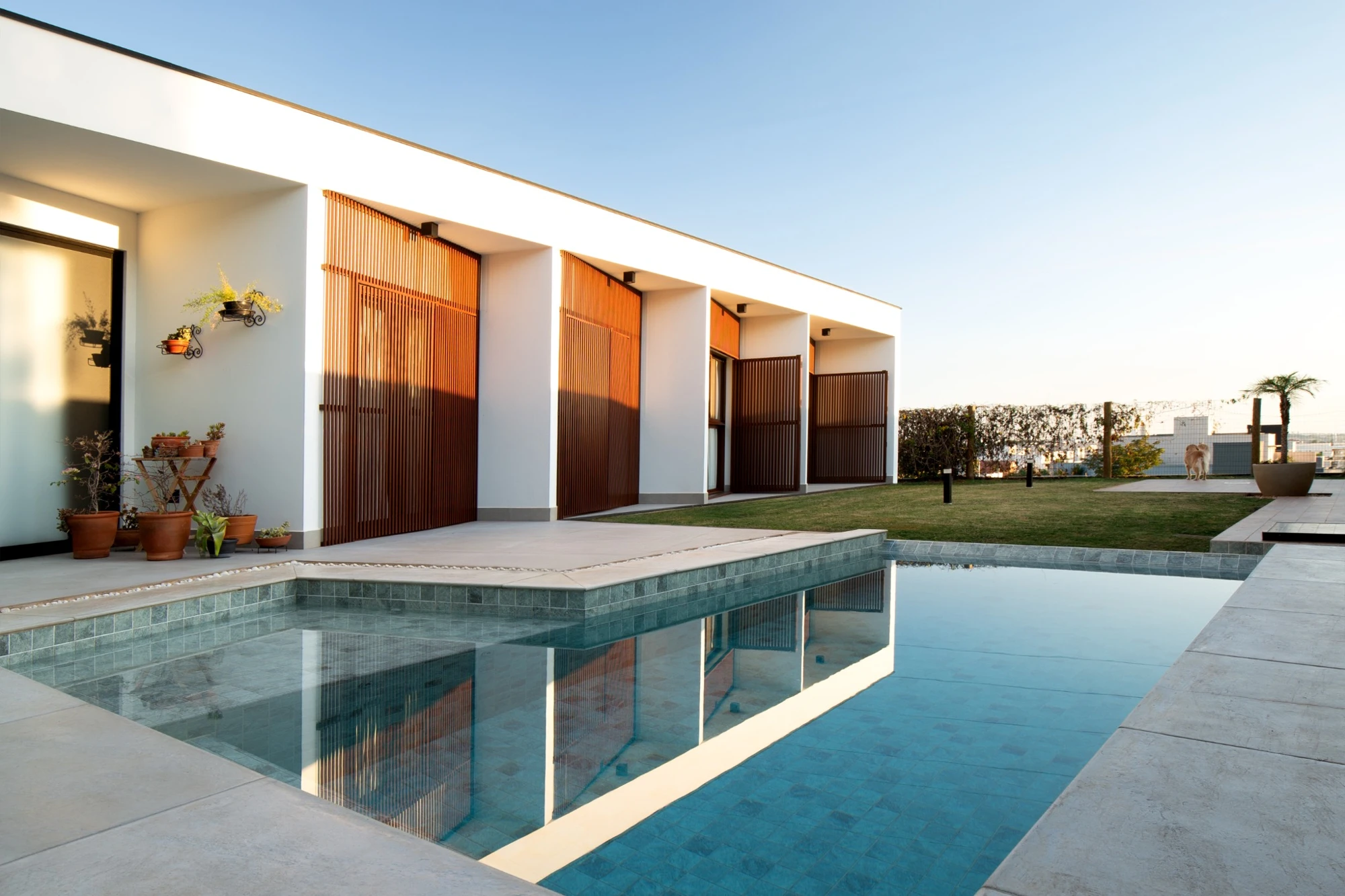 Casa Tangram — A convivência voltada à piscina