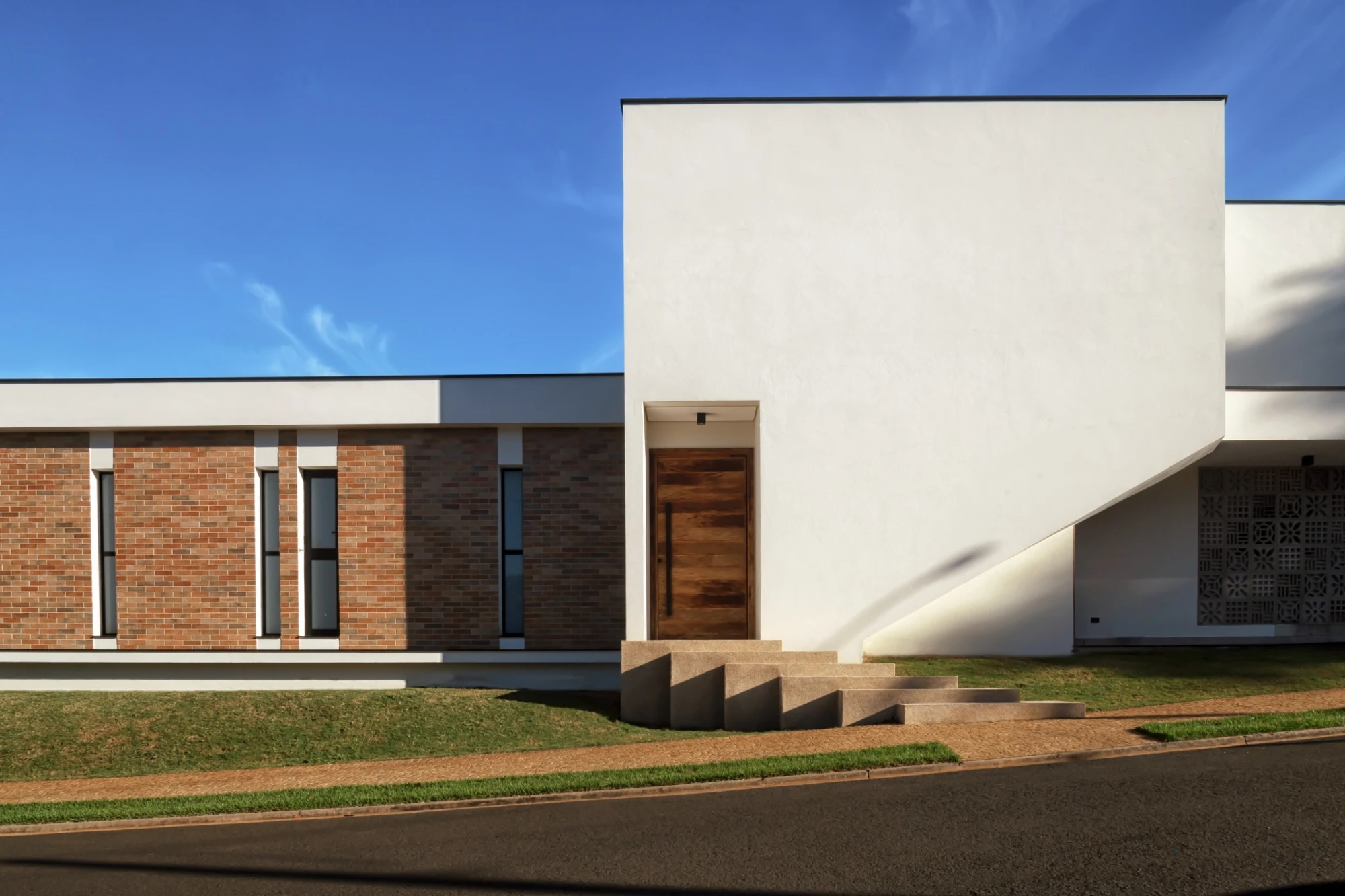 Casa Tangram — A entrada e o desenho dos volumes