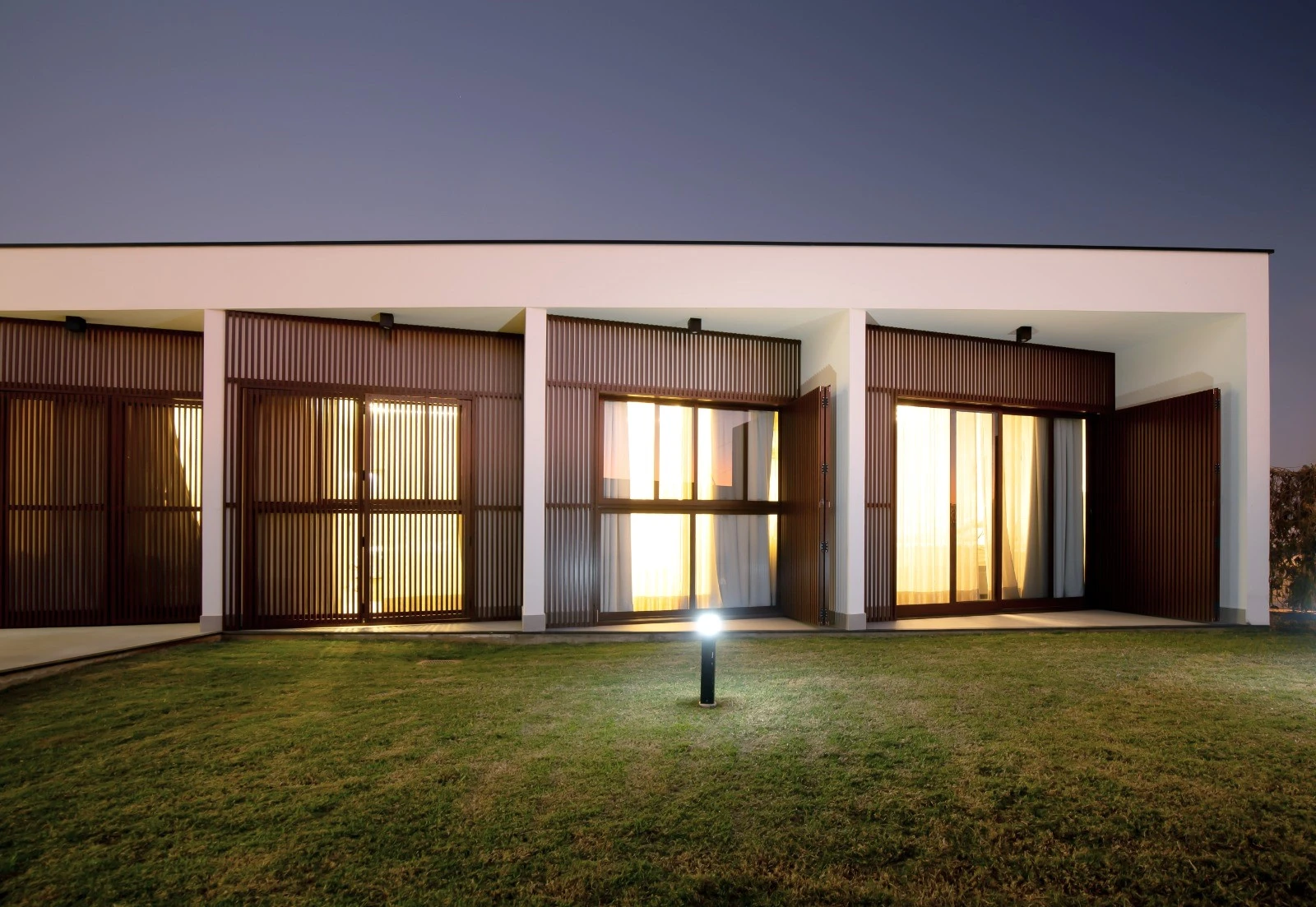 Casa Tangram — O jardim ao anoitecer