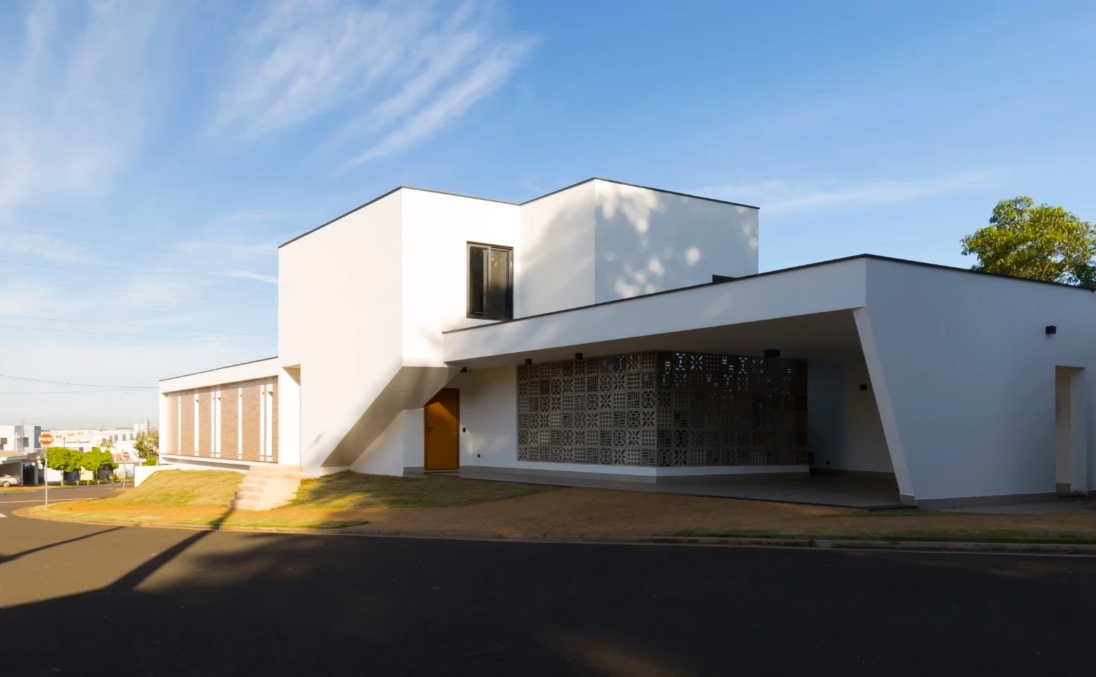 Casa Tangram — Os volumes vistos da rua