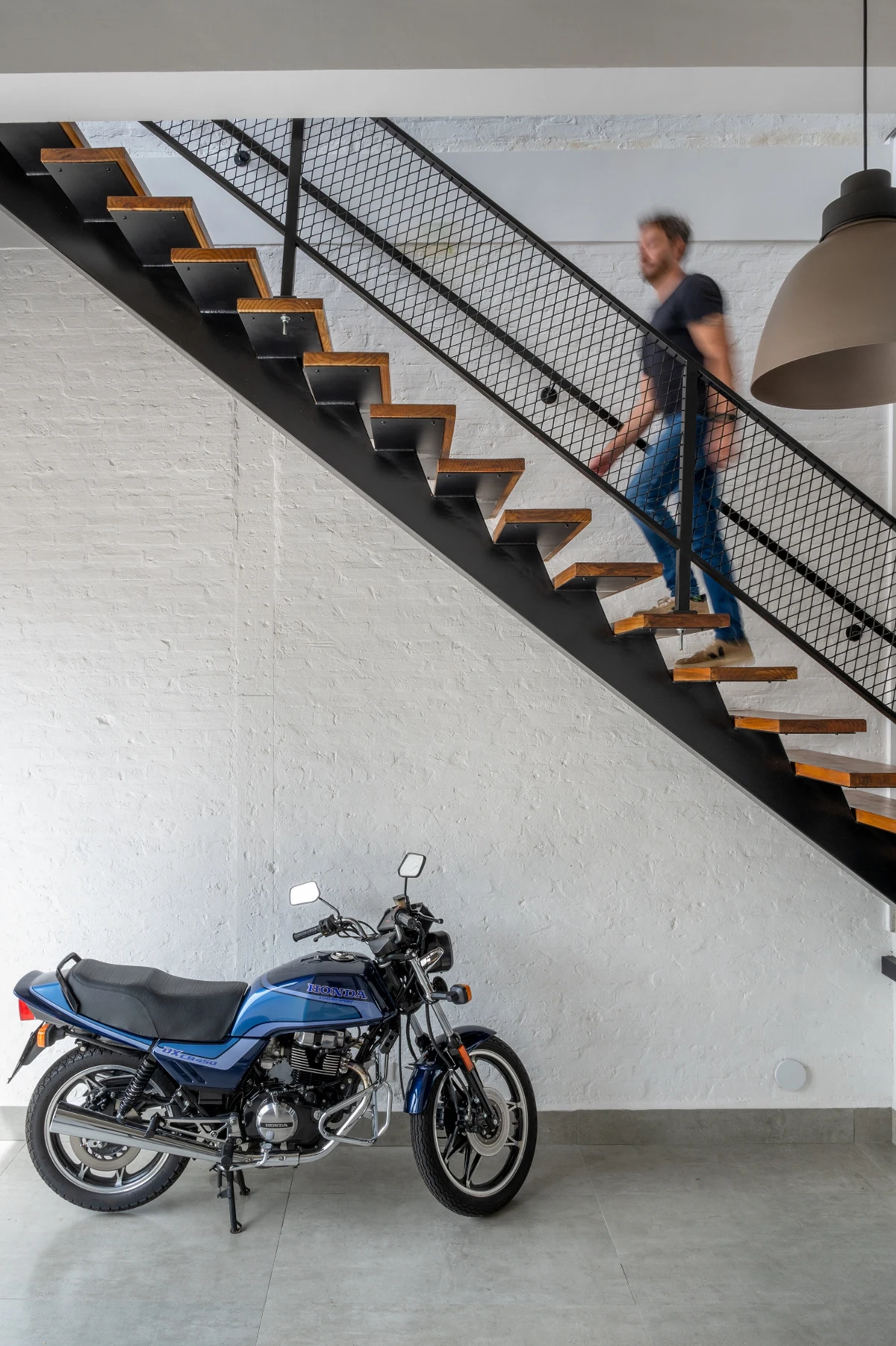 Garagem integrada visualmente à circulação — Casa Vila 499