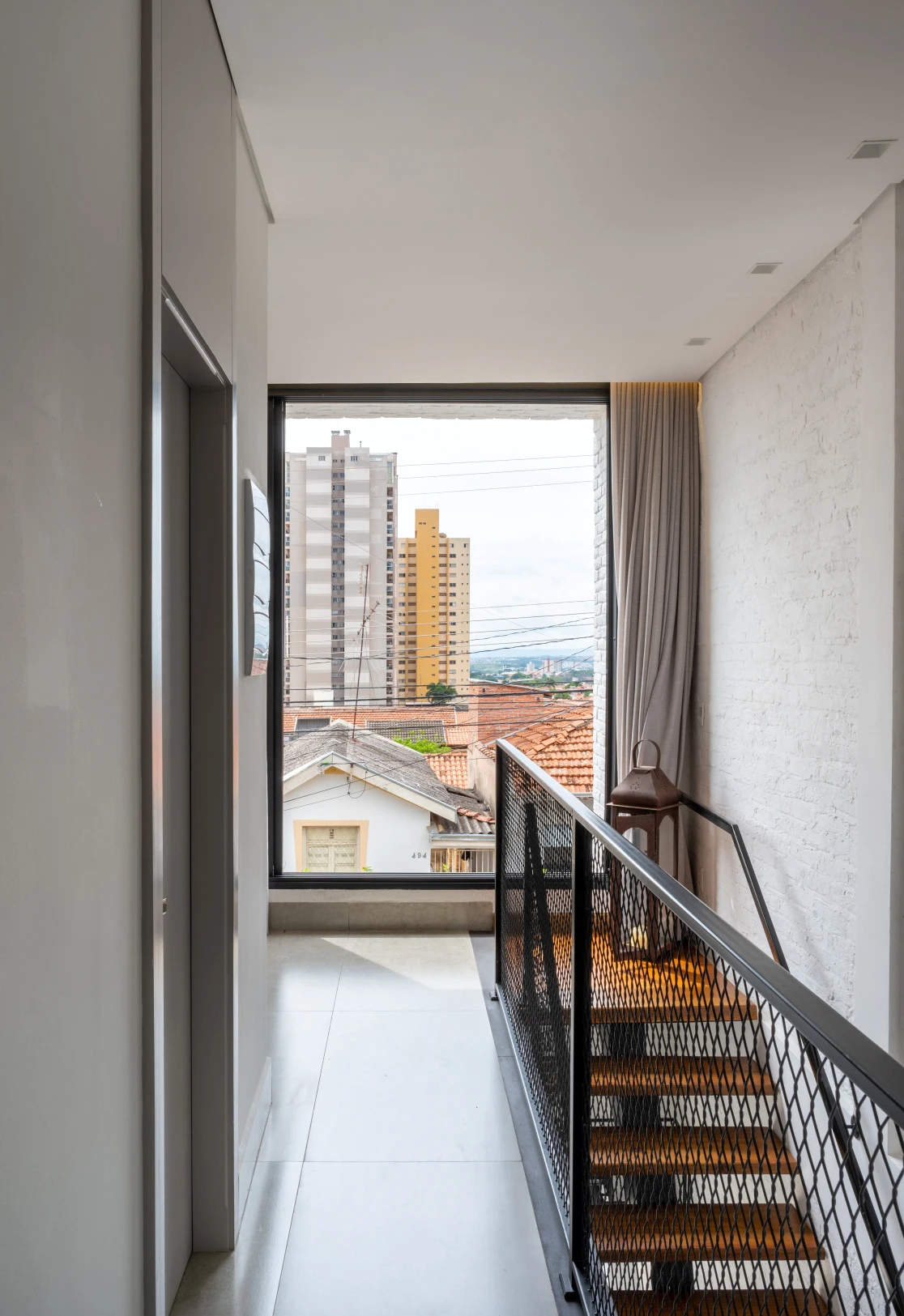 A escada e a luz no pavimento superior — Casa Vila 499