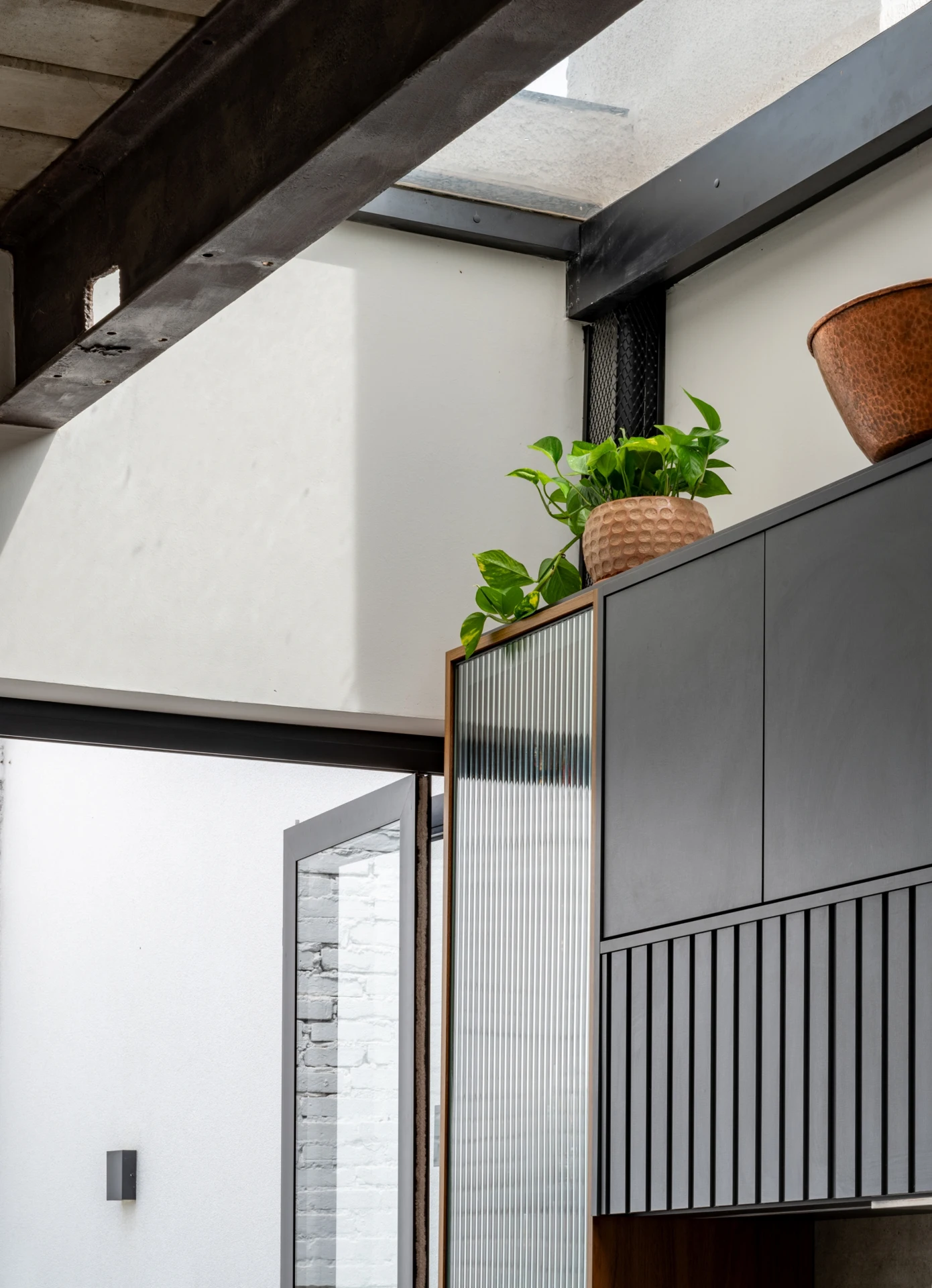 A claraboia sobre os espaços de convivência — Casa Vila 499