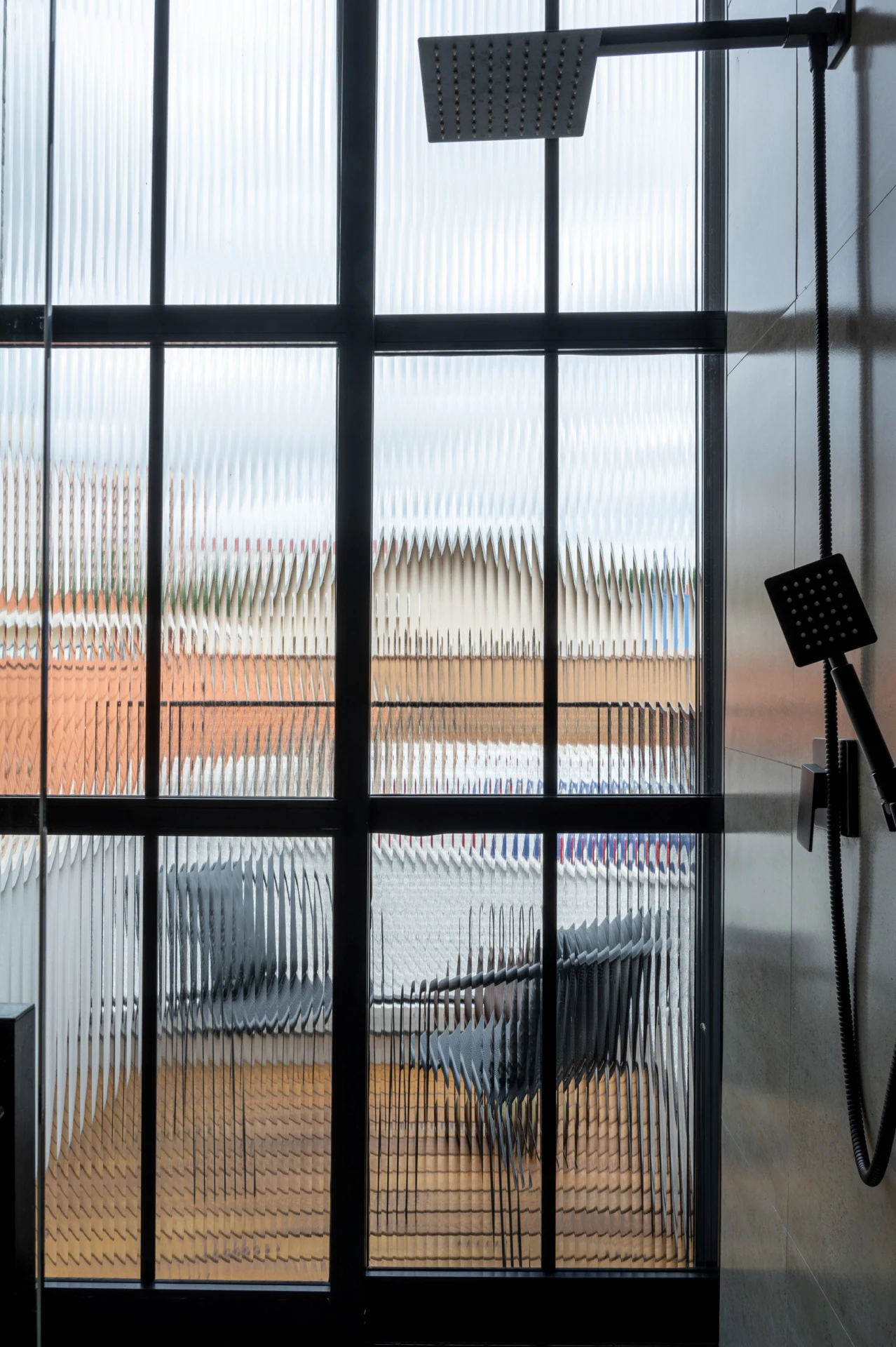 Transparência dos fechamentos metálicos — Casa Vila 499