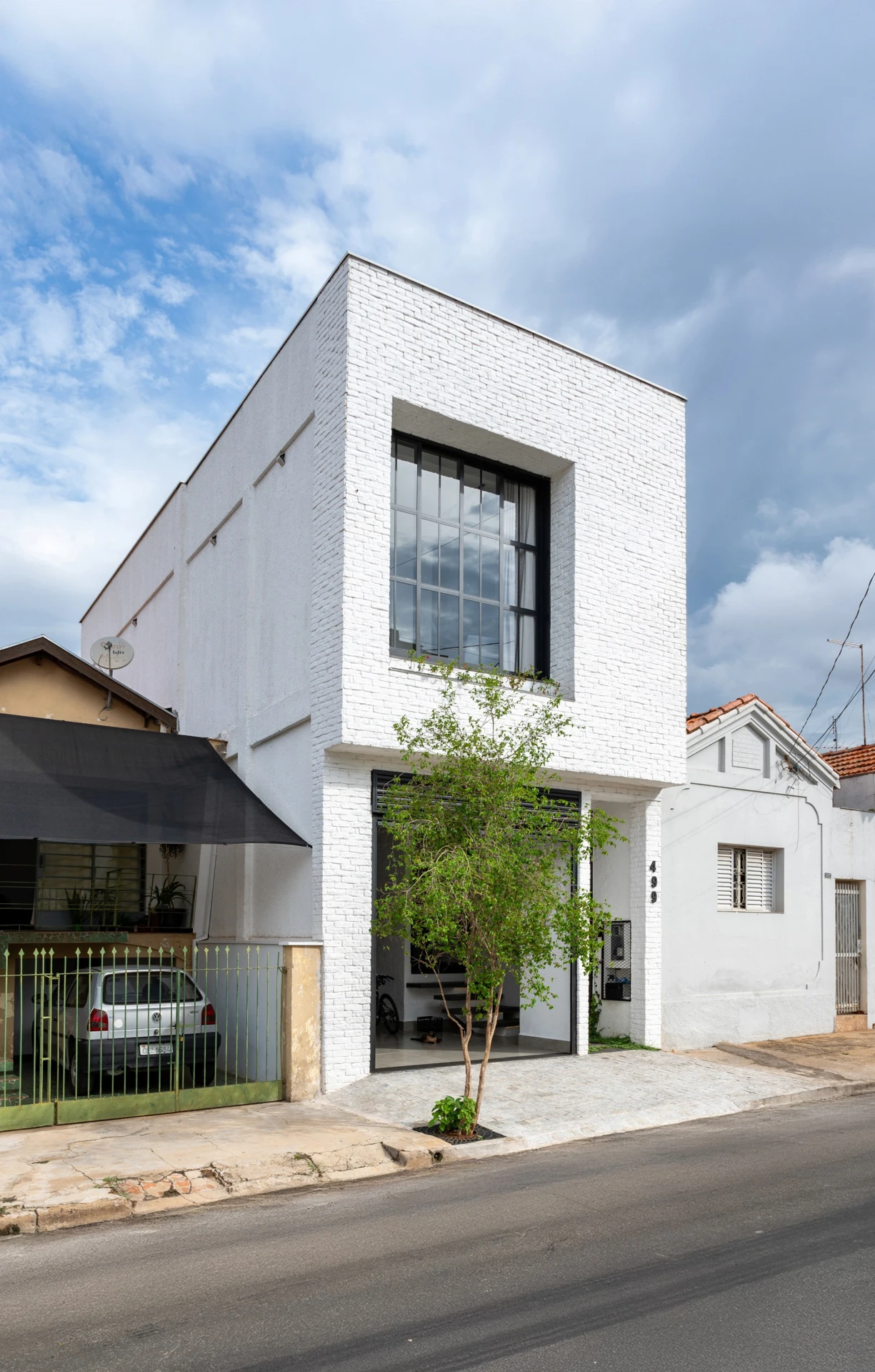 O volume da casa na escala da rua — Casa Vila 499