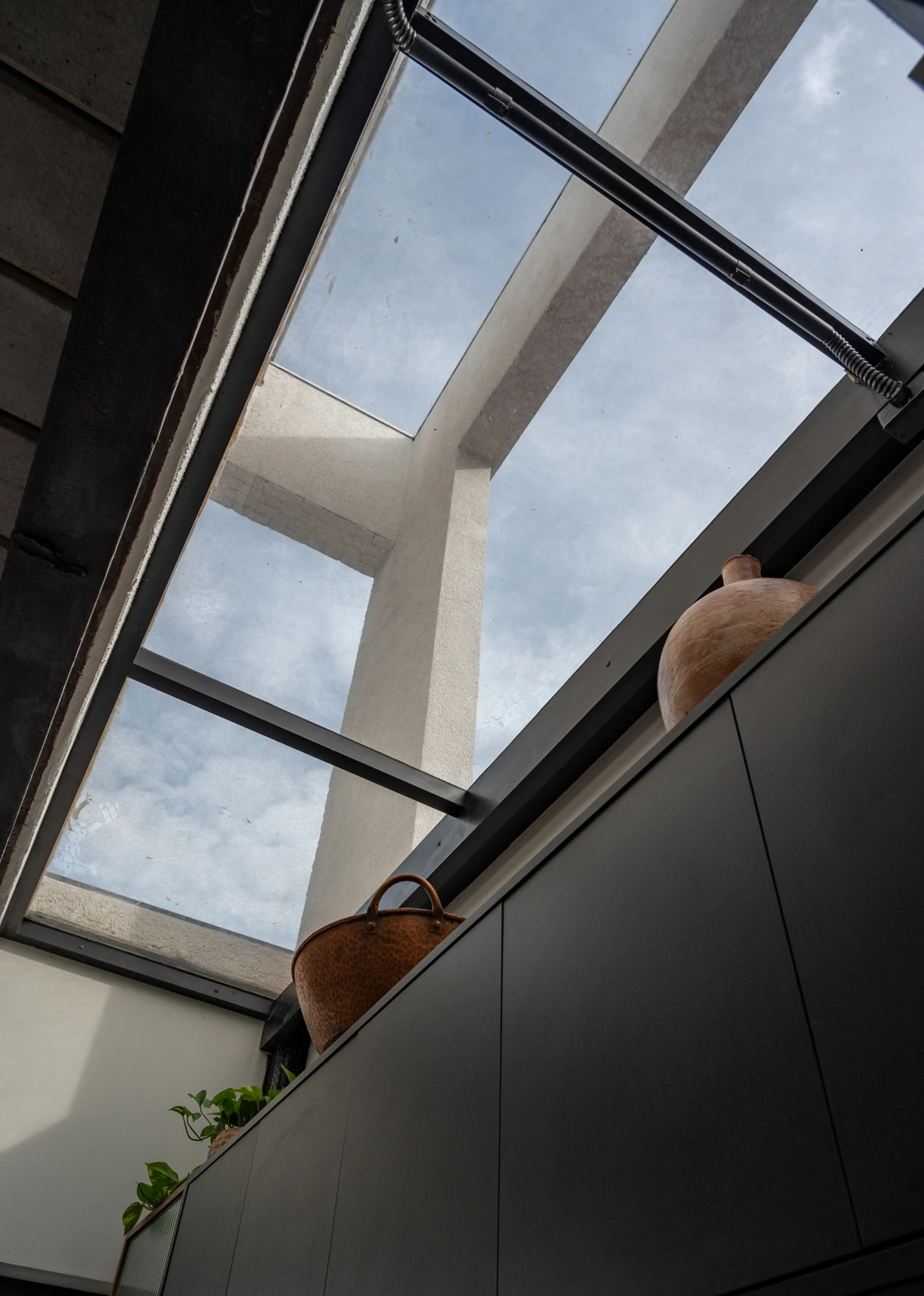 Estrutura metálica e entrada de luz — Casa Vila 499
