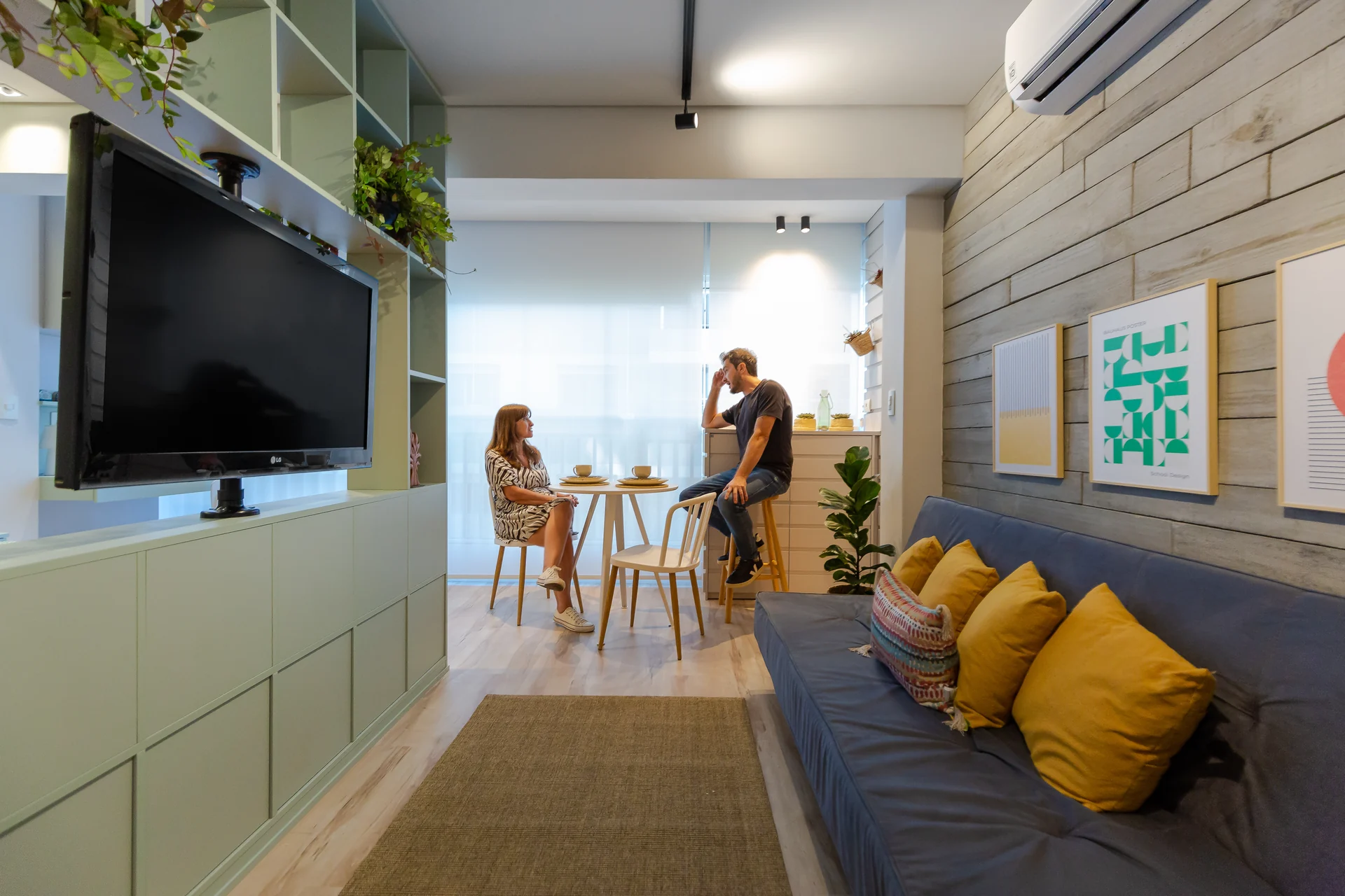 Estúdios Walk: apartamento em verde menta com estante vazada e ambientes integrados
